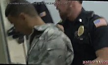ゲイの警官と従順なティーンが,このグループビデオで汚い行為をする