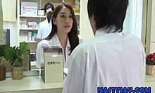 日本人の女の子は病院で彼女の狭いをファックします