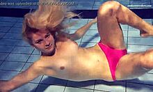 俄罗斯少女Elena Prokovas的天然乳房和完美的身体在游泳池里