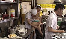अमेचुर जापानी बेब मिमी अस्का एक सार्वजनिक सेटिंग में उंगलियों से चुदाई करती हुई।