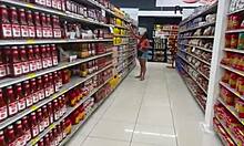 Ruskeaverikkö dominikaaninen tyttöystävä saa noutaa supermarketissa