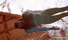Домашно видео на червенокоса с големи цици в басейна