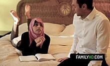 Întâlnire indecentă a fiilor vitregi cu fiica lui vitregă care poartă hijab