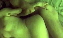 Ζευγάρι ερασιτεχνών απολαμβάνει πρωκτικό σεξ με μεγάλο, κουνημένο κώλο