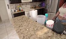 Une cougar australienne se fait remplir la chatte de sperme dans la partie 1