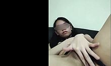 Jonge Aziatische vriendin stelt zichzelf bloot in een amateur pornovideo