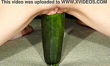 Solo lek med en gigantisk agurk og føtter