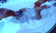一个美丽的金发绿帽妻子在酒店按摩浴缸里用假阳具自慰,导致激情的爱爱。