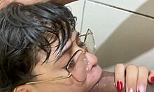 Coppia amatoriale formosa esplora un incontro intimo in bagno