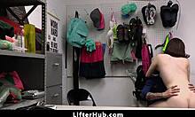 Ava Davis je vyšetrovaná za svoje zvláštne činy - Scéna v garáži Liferhubs