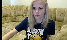 Мисс Юлия, очаровательная латвийская подросток, занимается веб-чатом вместо Fortnite