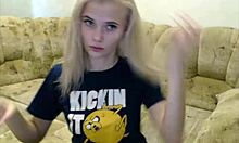 Frøken Julia, en charmerende lettisk teenagepige, engagerer sig i webchat i stedet for Fortnite
