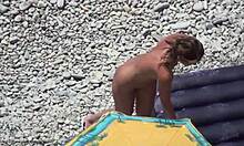 性欲旺盛的裸体女郎决定在摄像机前全裸日光浴