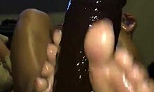 सेक्सी अमेचुर फीट क्रिस्टिना रॉसी एक बड़े काले लंड को एक शानदार फुटजॉब देती हुई
