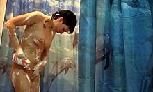 Morena deportista de millets se ve caliente como follada en la ducha