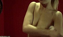 Blond amatör visar upp sin heta nakna kropp i en HD-video