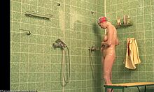Kinky amatørkylling viser sin perfekte krop i brusebadet