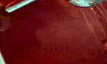 חובבת בלונדינית מציגה את גופה העירום בסרטון HD