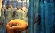 Voyeur-video med en mørkhåret babe i dusjen