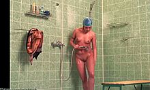 חובבת רזה מציגה את גופה העירום והרטוב במקלחות (מציצנית HD)