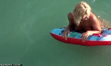 Uma loira amadora mostra seu corpo apertado na água
