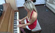 Loira bronzeada tocando piano parecendo sexy