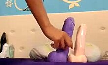 Gape kız arkadaşı devasa bir oyuncakla poposunu sikiyor