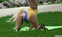 Sarışın yoga kızı halka açık parkta egzersiz yapıyor