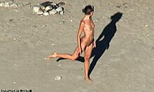 Vidéo nudiste voyeur mettant en vedette une brune aux longues jambes en HD