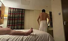 Amatérský gay pár si užívá sex v hotelovém pokoji