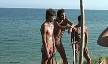 Drăgălașele cu picoare tribal pozează cu săbii și rahat pe o plajă