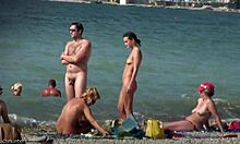 Nudistické plážové děvky ukazují svá horká těla venku jako šílené