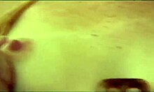 Temnolasa žurerka z ničelnim obrazom se odloči masturbirati pred kamero