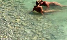 Tutkulu çift, plajda sert misyoner seksin tadını çıkarıyor