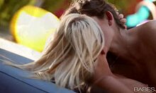 Dua lesbian yang bergairah berciuman dan saling memuaskan secara oral