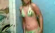 Великолепная любительница-подросток принимает горячий душ