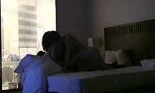 Intercambio de parejas amateur cachondas haciendo el sexo en una película porno