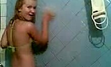 美丽的业余青少年辣妹洗了一个热水澡