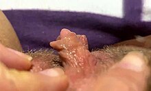 Gros plan intense d'une masturbation clitoridienne massive jusqu'à l'orgasme