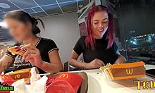 Dwie kobiety z podnieceniem seksualnym eksponują swoje piersi podczas kolacji w McDonalds - z profesjonalnie wytatuowanym aniołem