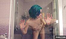 Laruna Mave, une amatrice russe, profite du sexe sous la douche avec son petit ami
