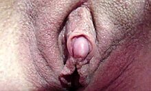 Closeup intens dari klitoris besar yang dirangsang
