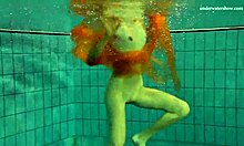 Nastya在游泳池里脱衣服并展示她迷人的裸体身材