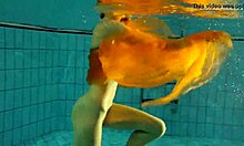 Nastya zieht sich aus und präsentiert ihre attraktive nackte Figur im Schwimmbad
