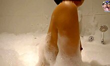 Pasangan amatur menikmati urutan mandi sensual di rumah