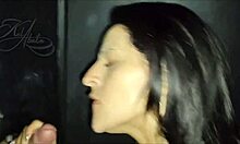 Un hombre complace a un desconocido a través de un gloryhole, recibe sexo oral y corrida facial