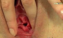 Close-up seorang remaja semula jadi faraj terbuka mendapat diregangkan dan orgasme pada