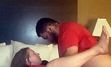 Büyük siyah bir penis ve sevimli bir genç sıcak bir otel odasında seks yapıyor