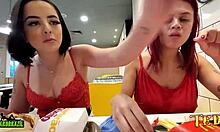 Duda Pimentinha, um anjo tatuado, e outras novas garotas se preparam para o sexo em uma loja McDonalds