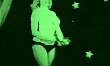 Marilyn Monroe, egy szőke baba, nyilvánosan levetkőzik egy 60-as évekbeli pornóban
